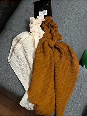 Inc Crinkled Two-Piece scrunchies Set in Cream and Rust